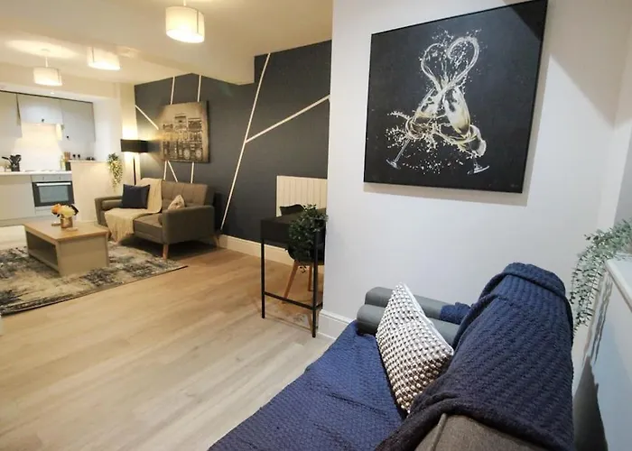 Spacious 1 Bed Apartment 1 Minute Walk From Square
