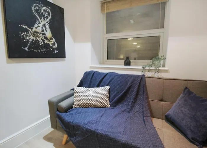 Spacious 1 Bed Apartment 1 Minute Walk From Square