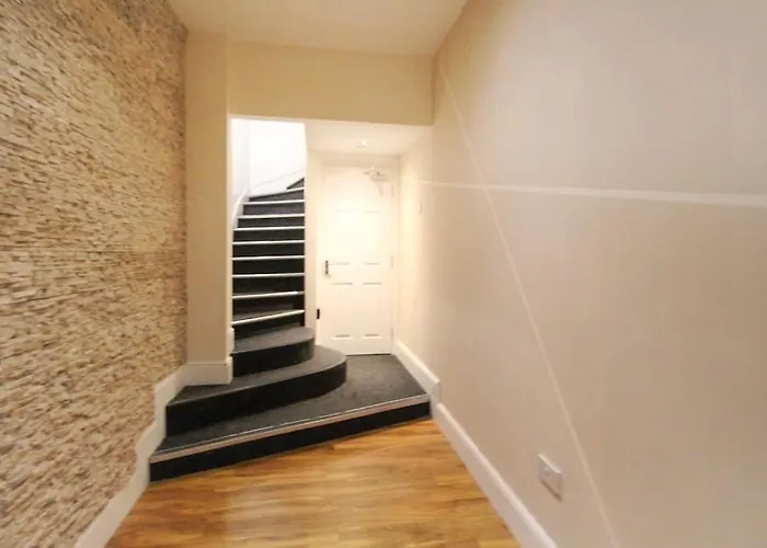 Spacious 1 Bed Apartment 1 Minute Walk From Square