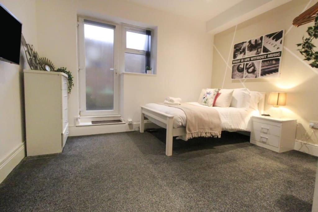 Apartment Spacious 1 Bed 1 Minute Walk From Square *