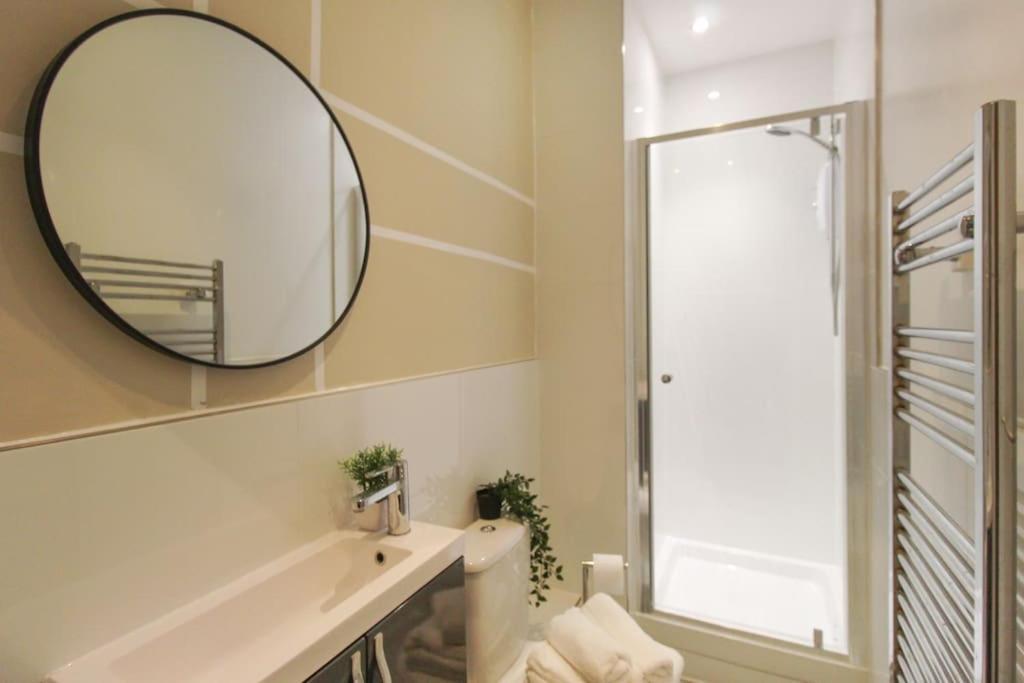 Spacious 1 Bed 1 Minute Walk From Square Apartment