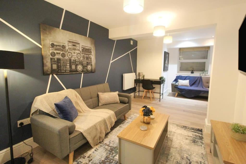 Spacious 1 Bed 1 Minute Walk From Square Apartment *