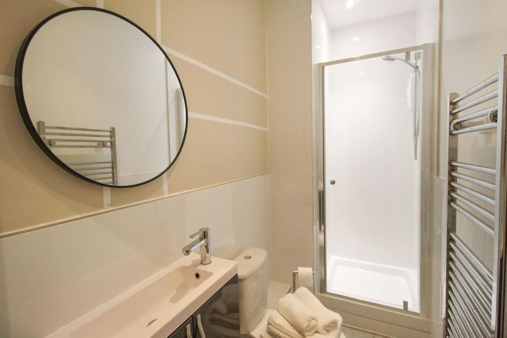 Spacious 1 Bed 1 Minute Walk From Square Apartment