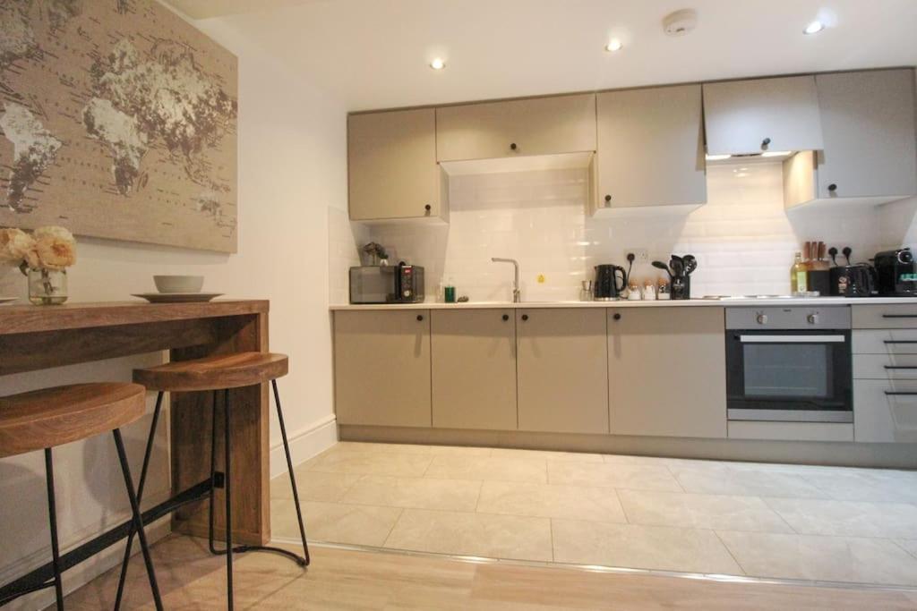Spacious 1 Bed 1 Minute Walk From Square Apartment