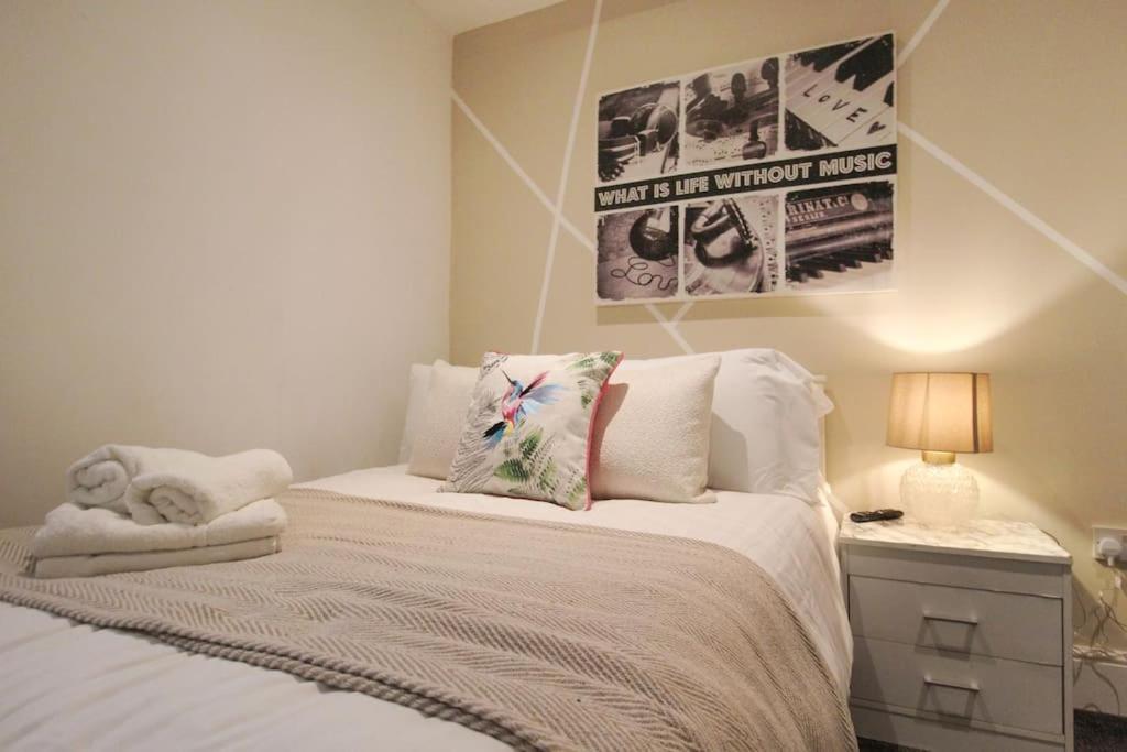 Spacious 1 Bed 1 Minute Walk From Square Apartment *