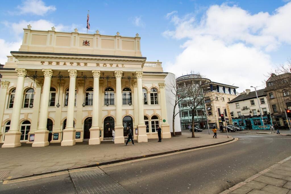 Spacious 1 Bed 1 Minute Walk From Square Apartment *